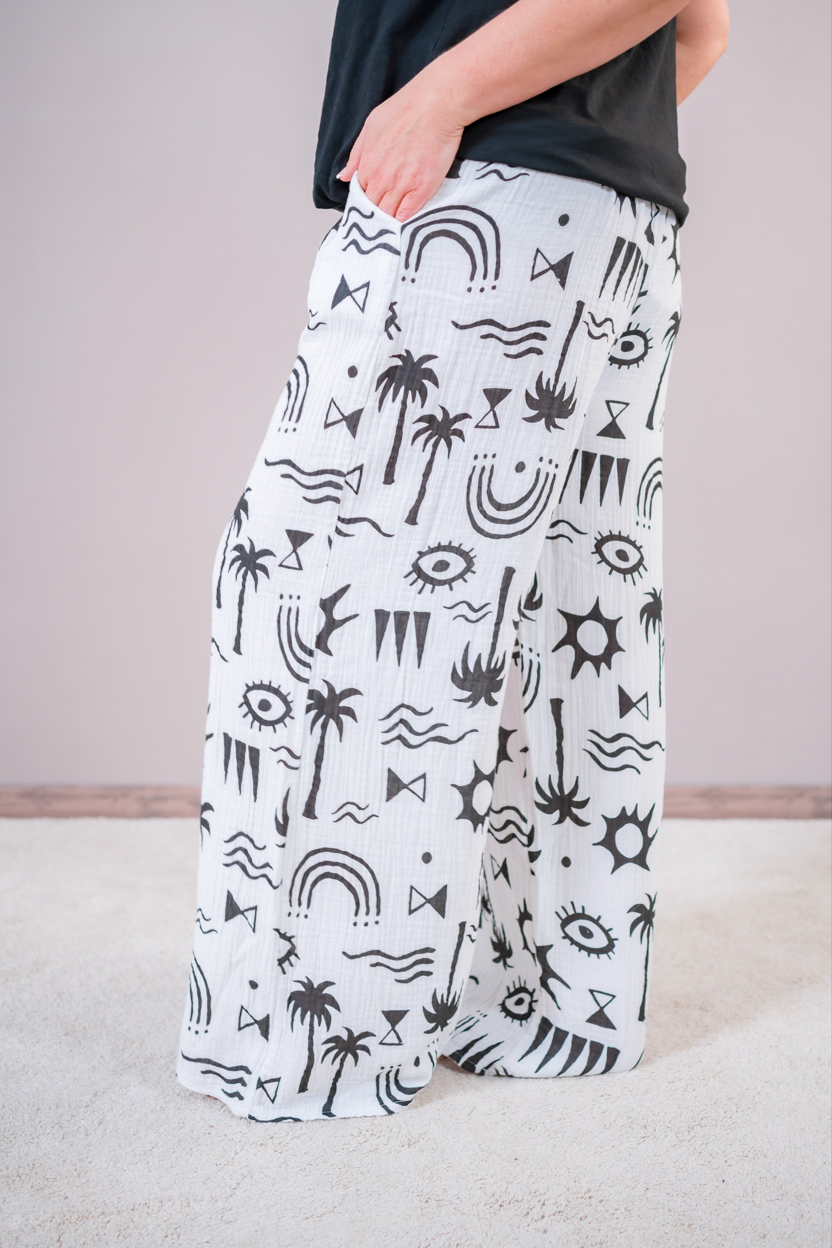 Musselin Hose mit Allover-Design, weiß/schwarz