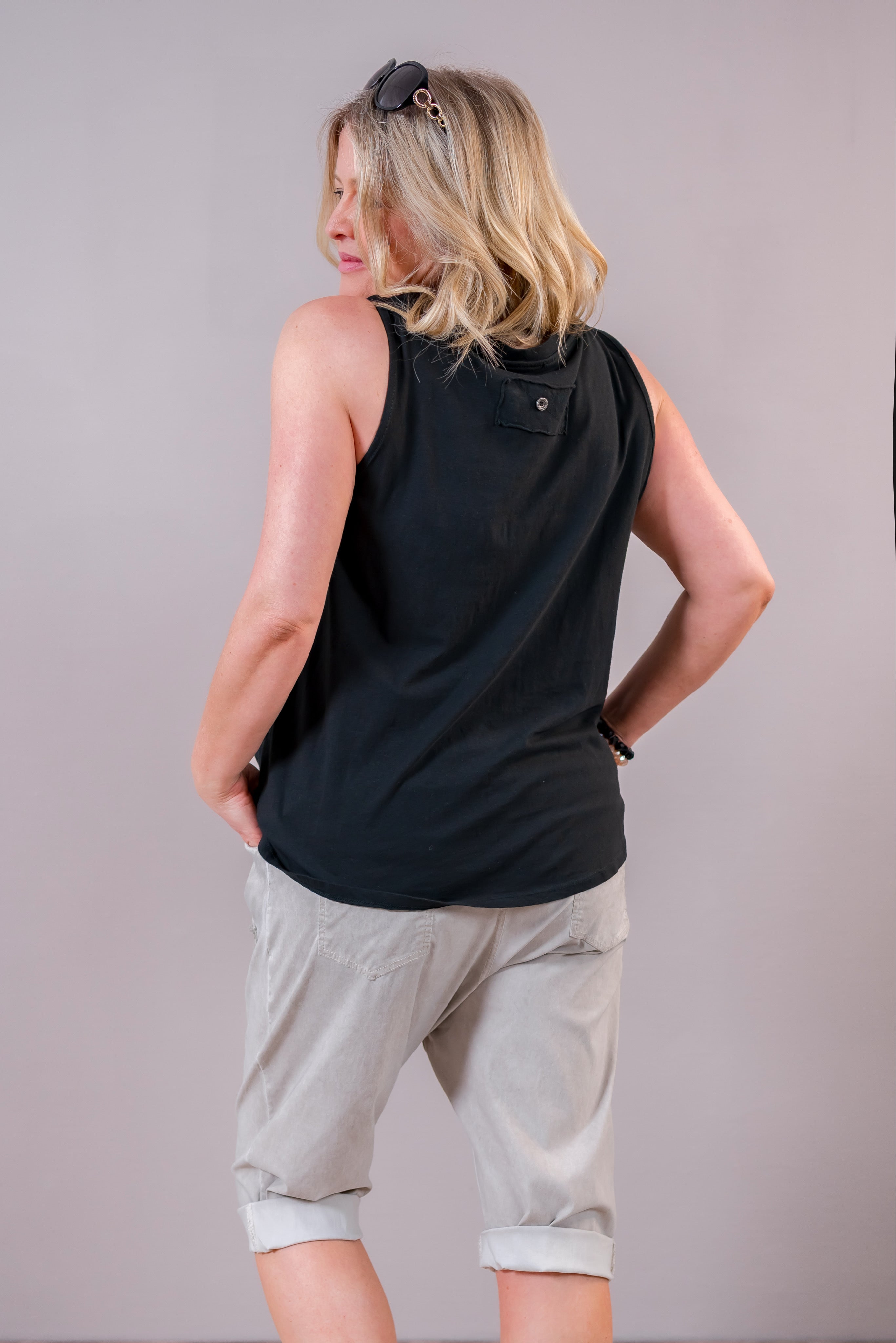 Ärmelloses Top mit V-Ausschnitt und Bubble-Saum, schwarz