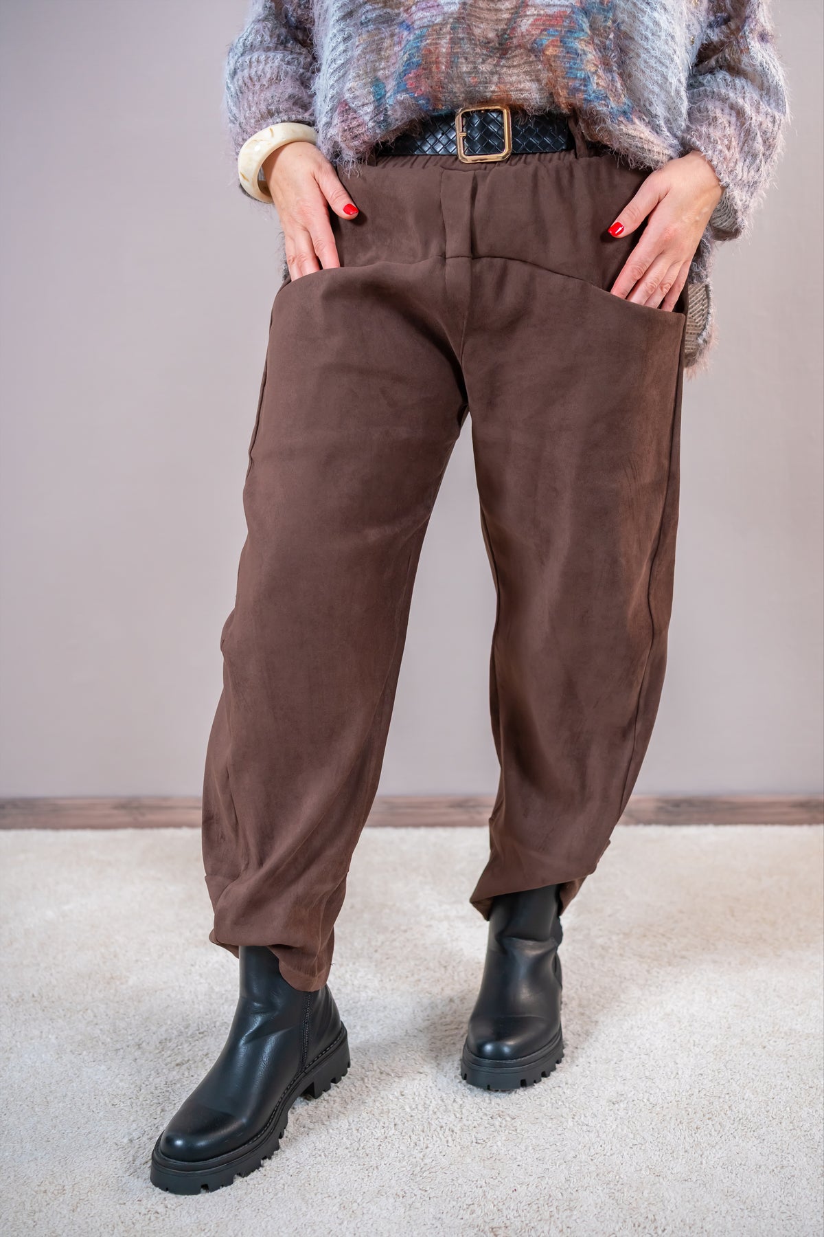 Hose in Wildleder-Optik mit Gürtel, schokobraun