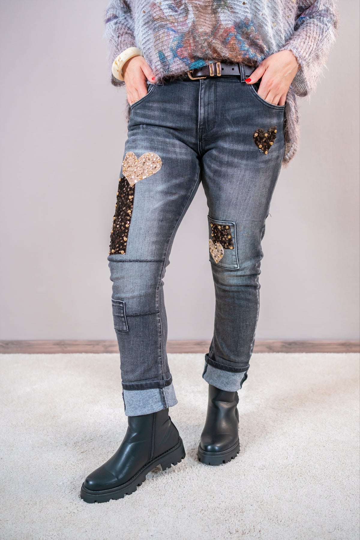 Jeans mit Pailletten-Herz & Samt-Patches, grau