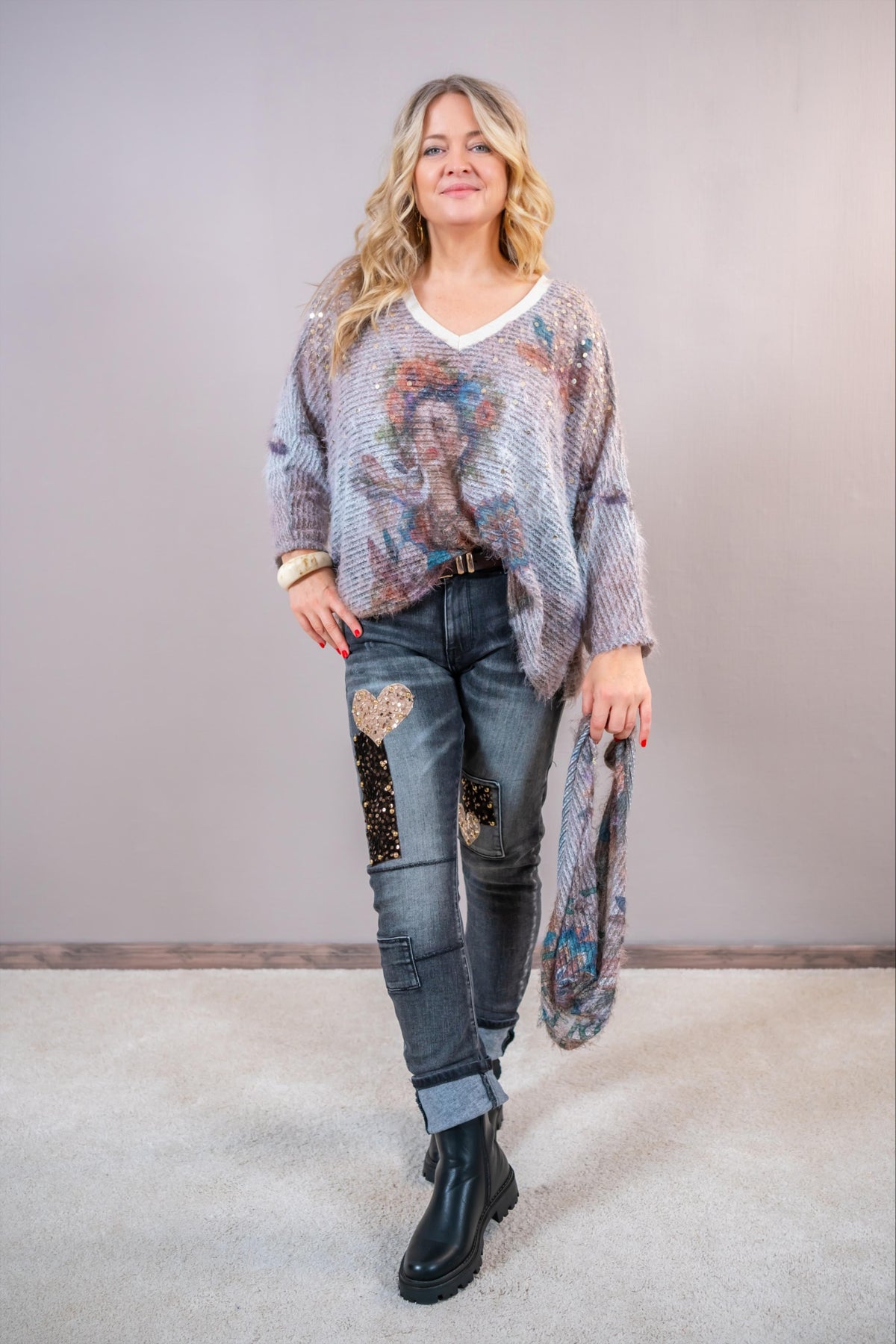 Jeans mit Pailletten-Herz & Samt-Patches, grau
