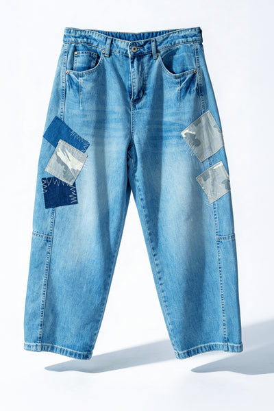 Weite Jeans mit Camouflage-Patches, blau