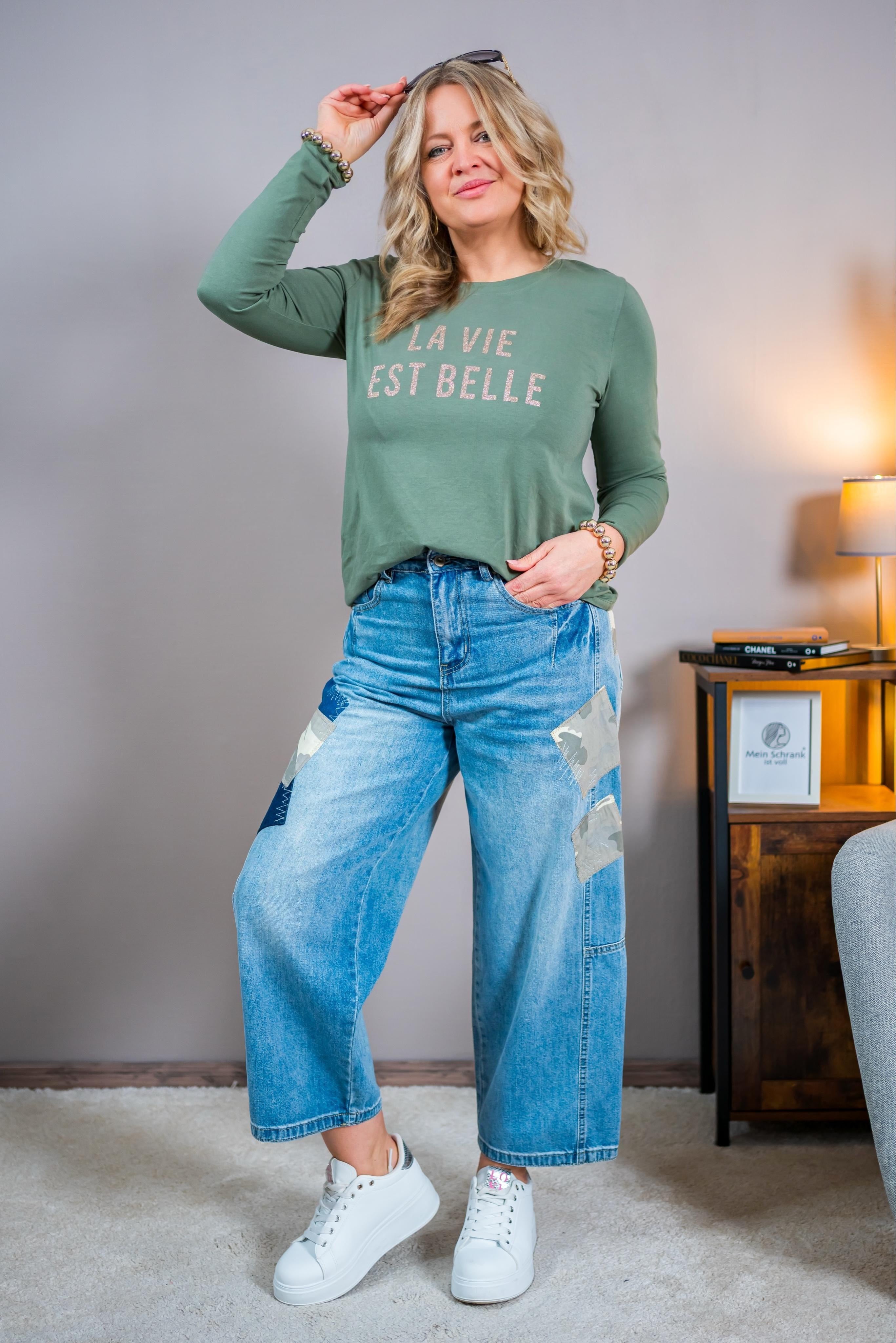 Weite Jeans mit Camouflage-Patches, blau