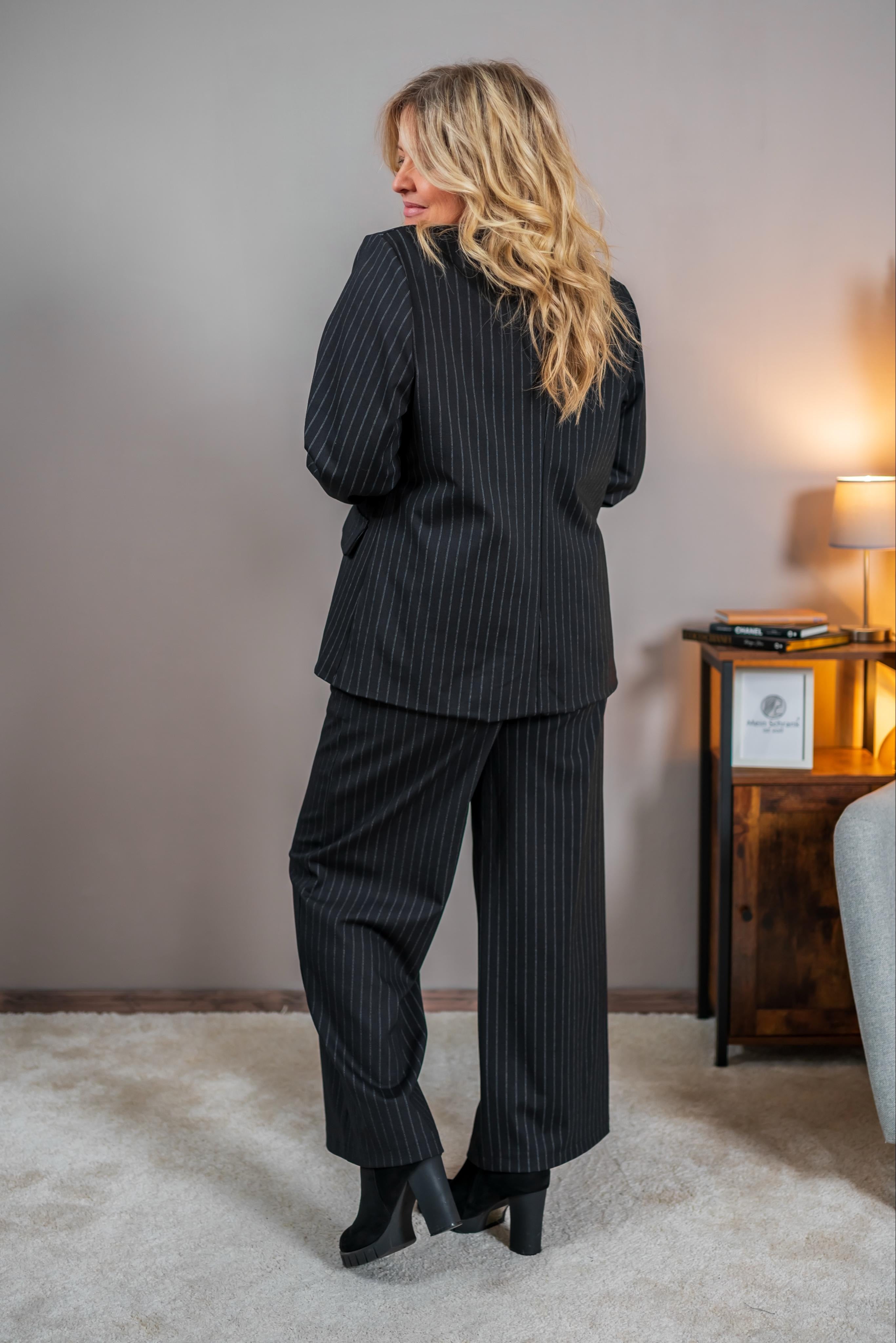Hose mit feinen Nadelstreifen, schwarz
