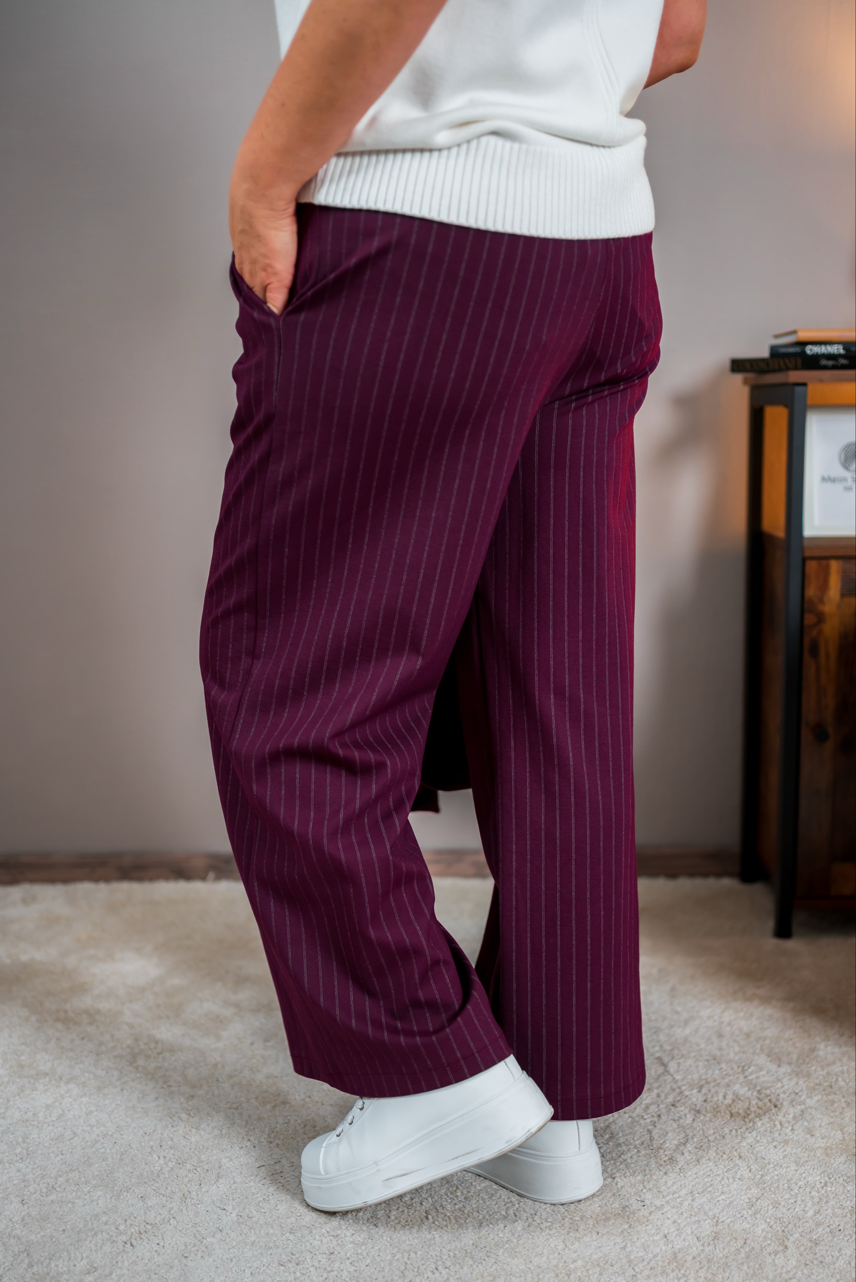 Hose mit feinen Nadelstreifen, beerenton