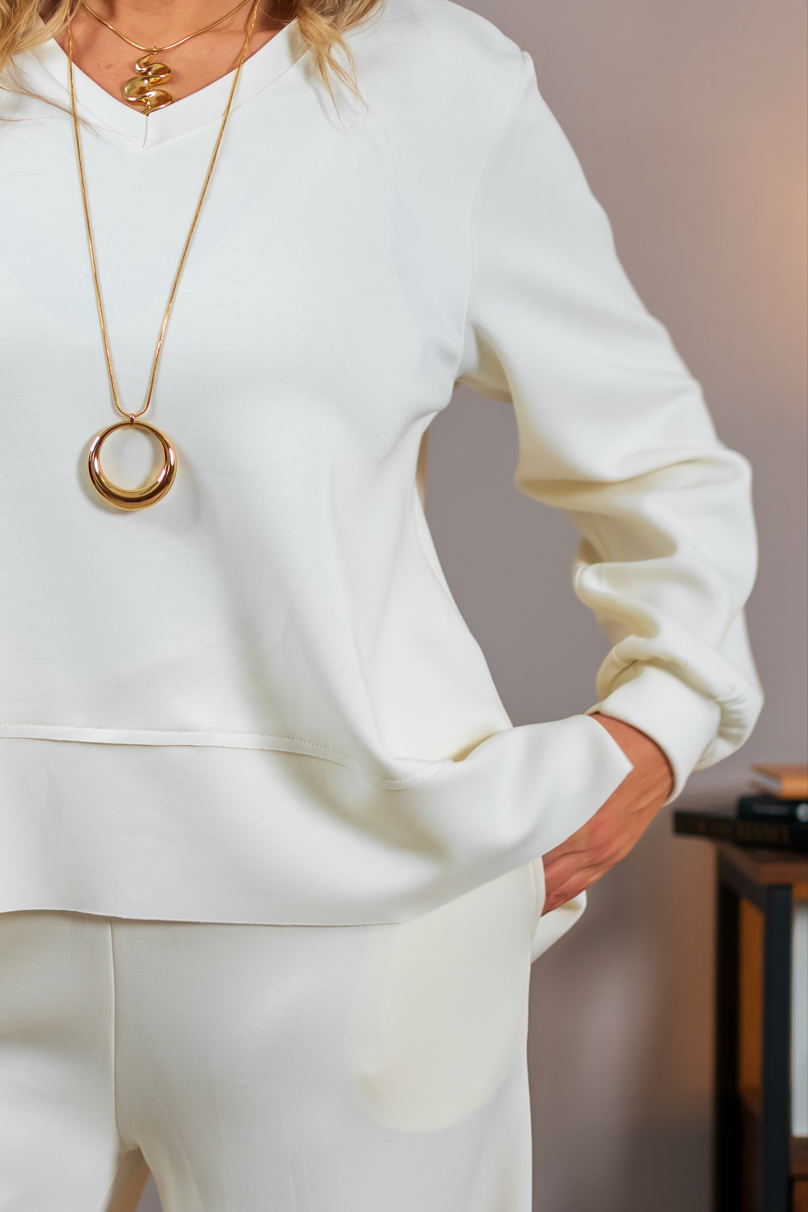 Oversize Sweatshirt mit V-Ausschnitt, cremeweiß