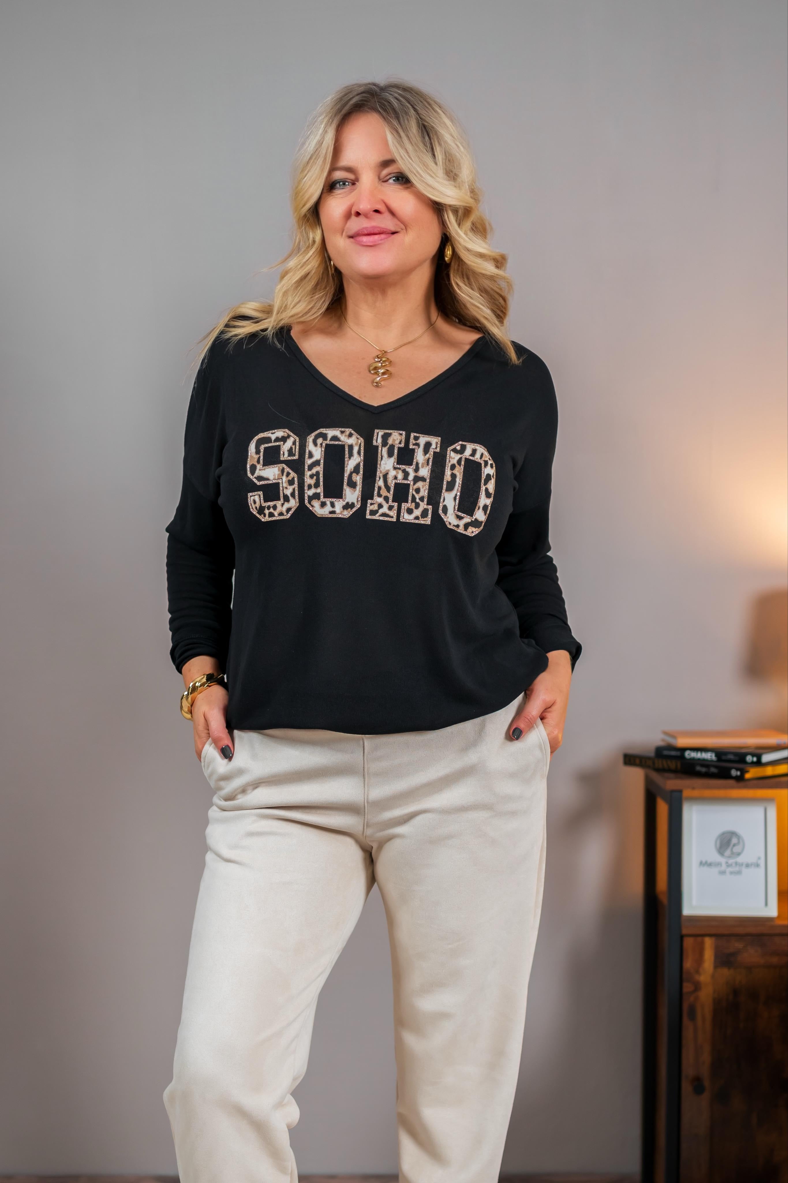 Shirt mit "SOHO"-Schriftzug, schwarz
