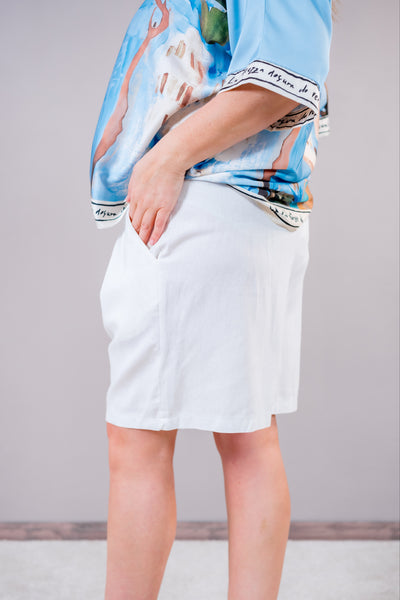 Kurze Leinenhose mit Gürtel, wollweiß
