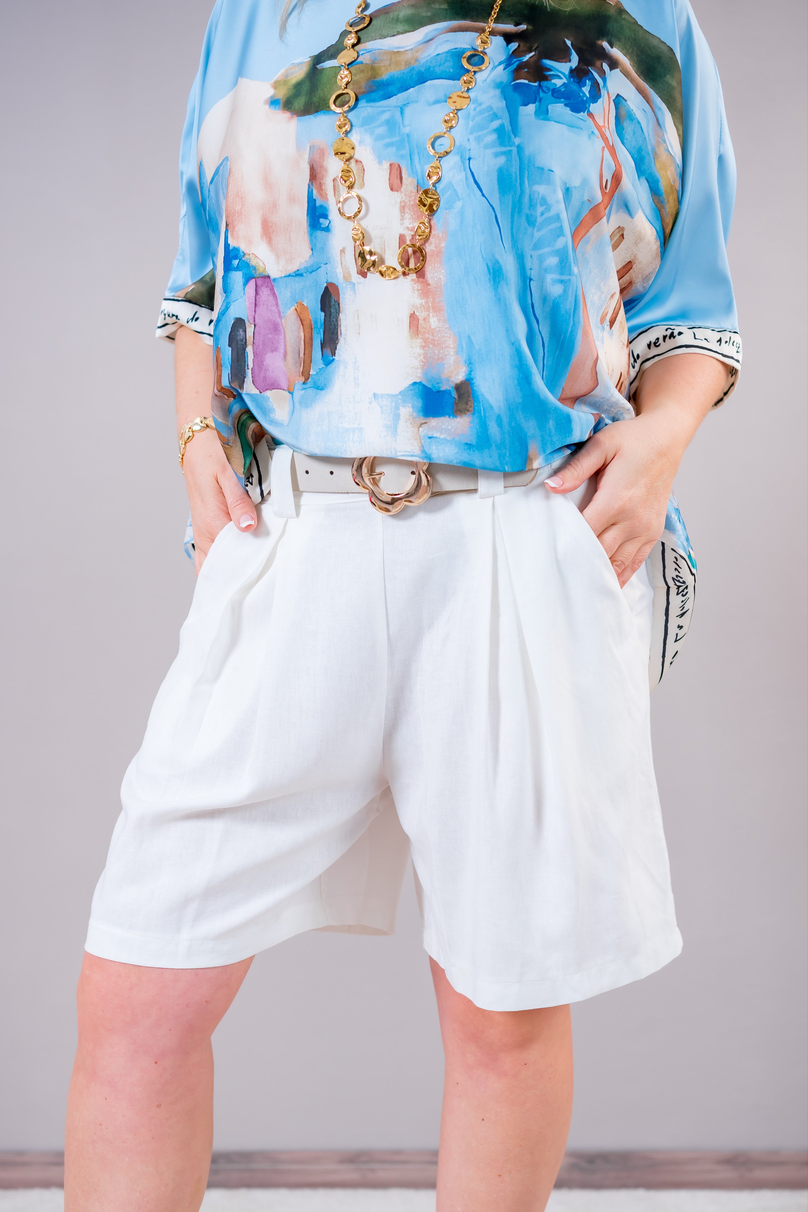 Kurze Leinenhose mit Gürtel, wollweiß