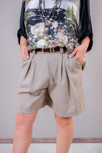 Kurze Leinenhose mit Gürtel, taupe