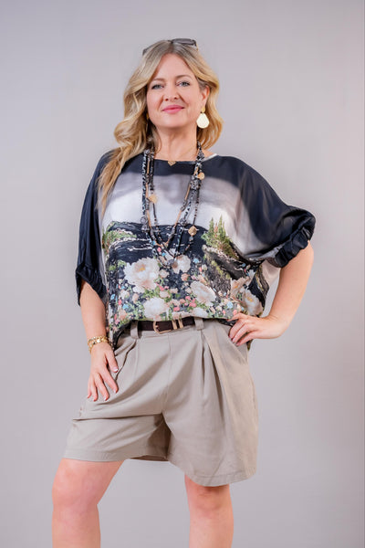 Leichtes Blusen-Shirt aus Viskose-Seiden-Mix mit idyllischem Print, schwarz