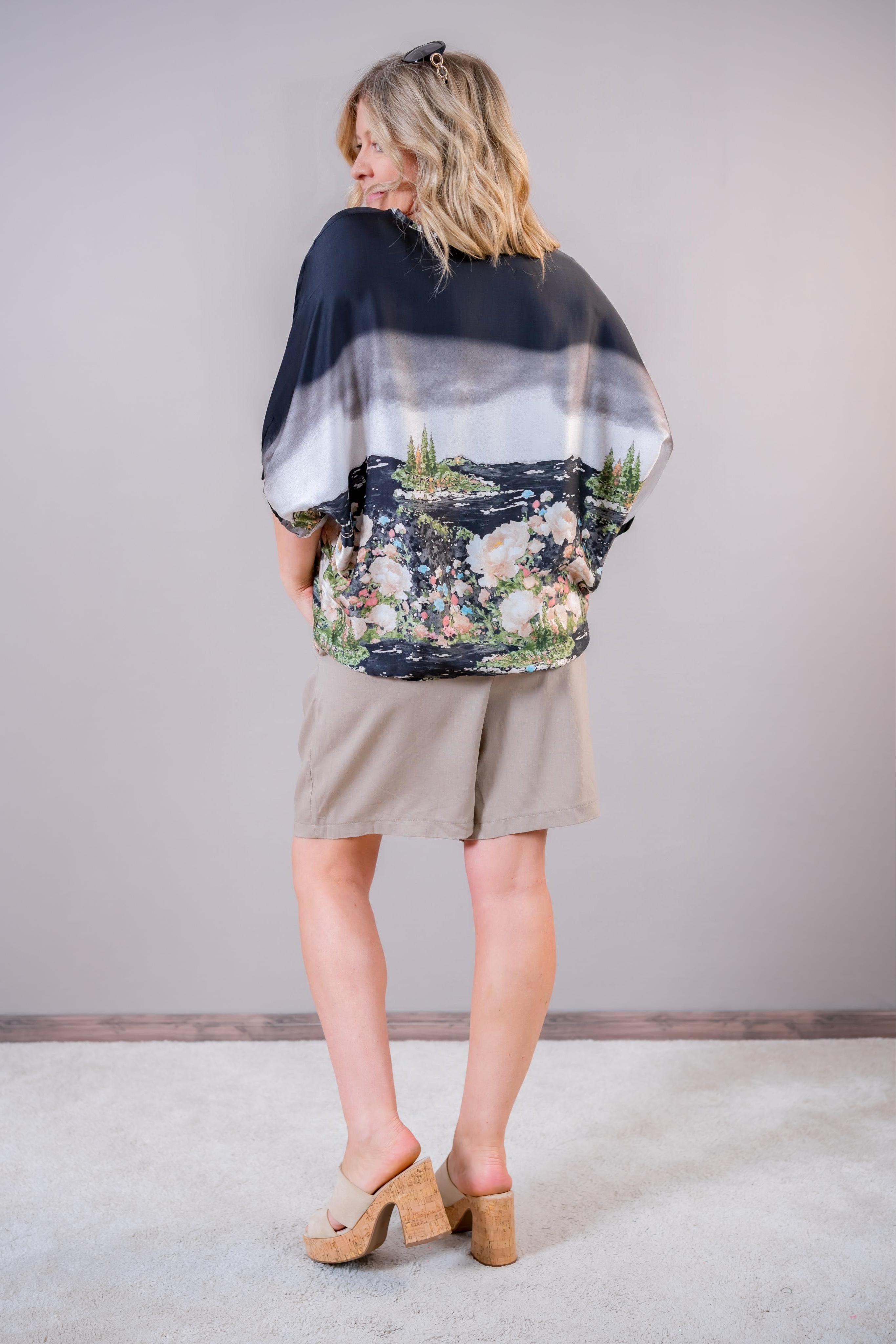 Leichtes Blusen-Shirt aus Viskose-Seiden-Mix mit idyllischem Print, schwarz