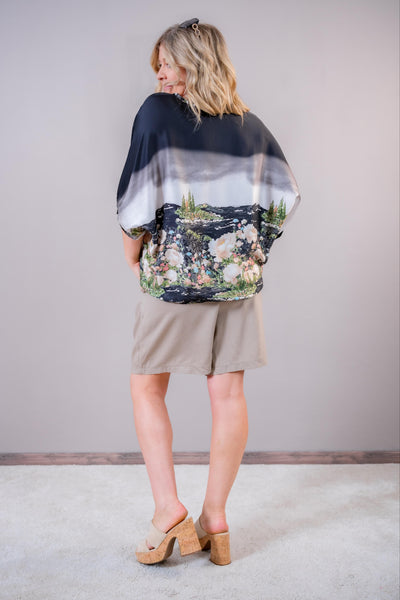 Leichtes Blusen-Shirt aus Viskose-Seiden-Mix mit idyllischem Print, schwarz