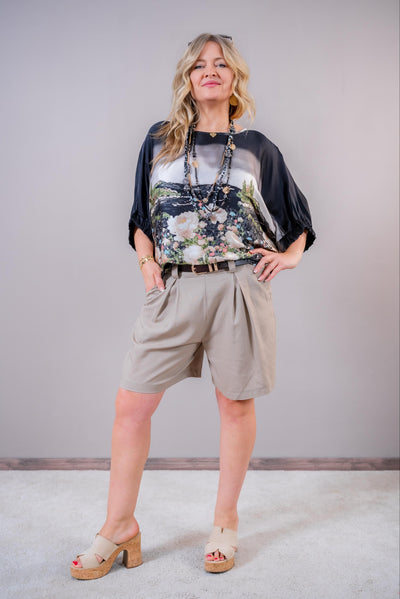 Leichtes Blusen-Shirt aus Viskose-Seiden-Mix mit idyllischem Print, schwarz