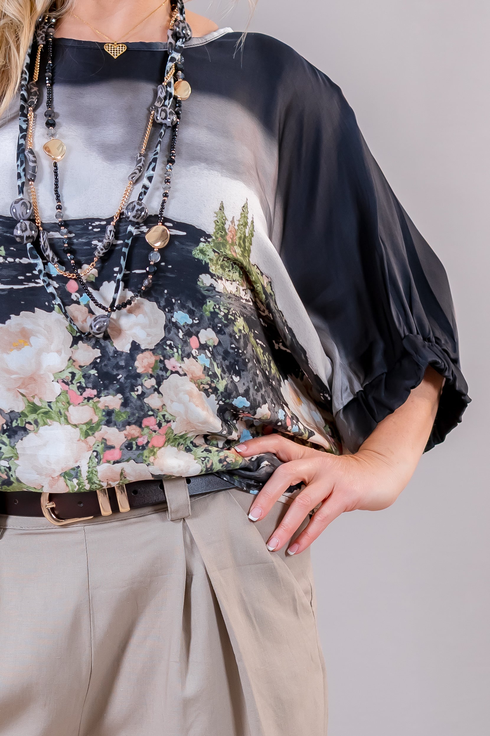 Leichtes Blusen-Shirt aus Viskose-Seiden-Mix mit idyllischem Print, schwarz