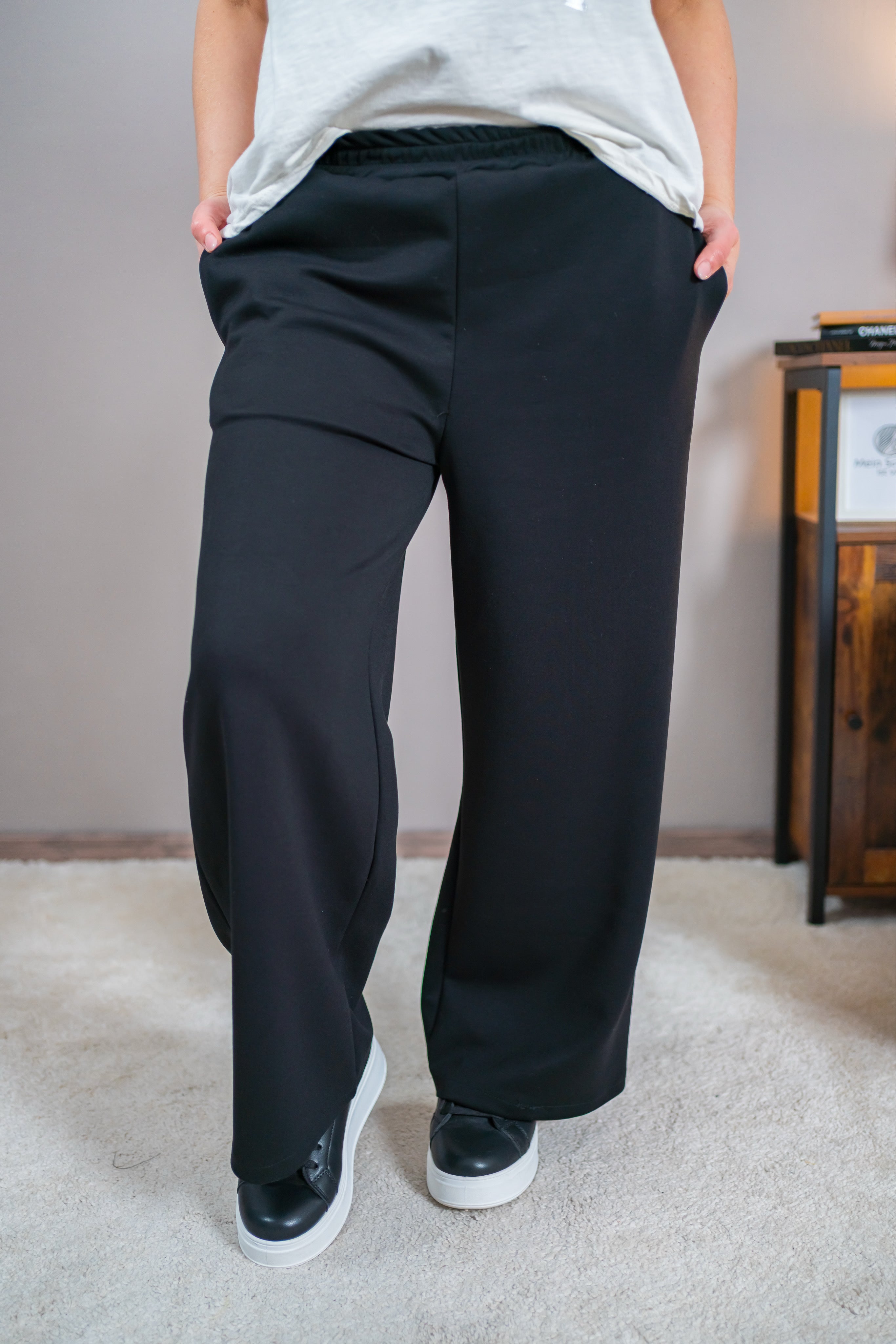 Weiche Hose mit weitem Bein, schwarz