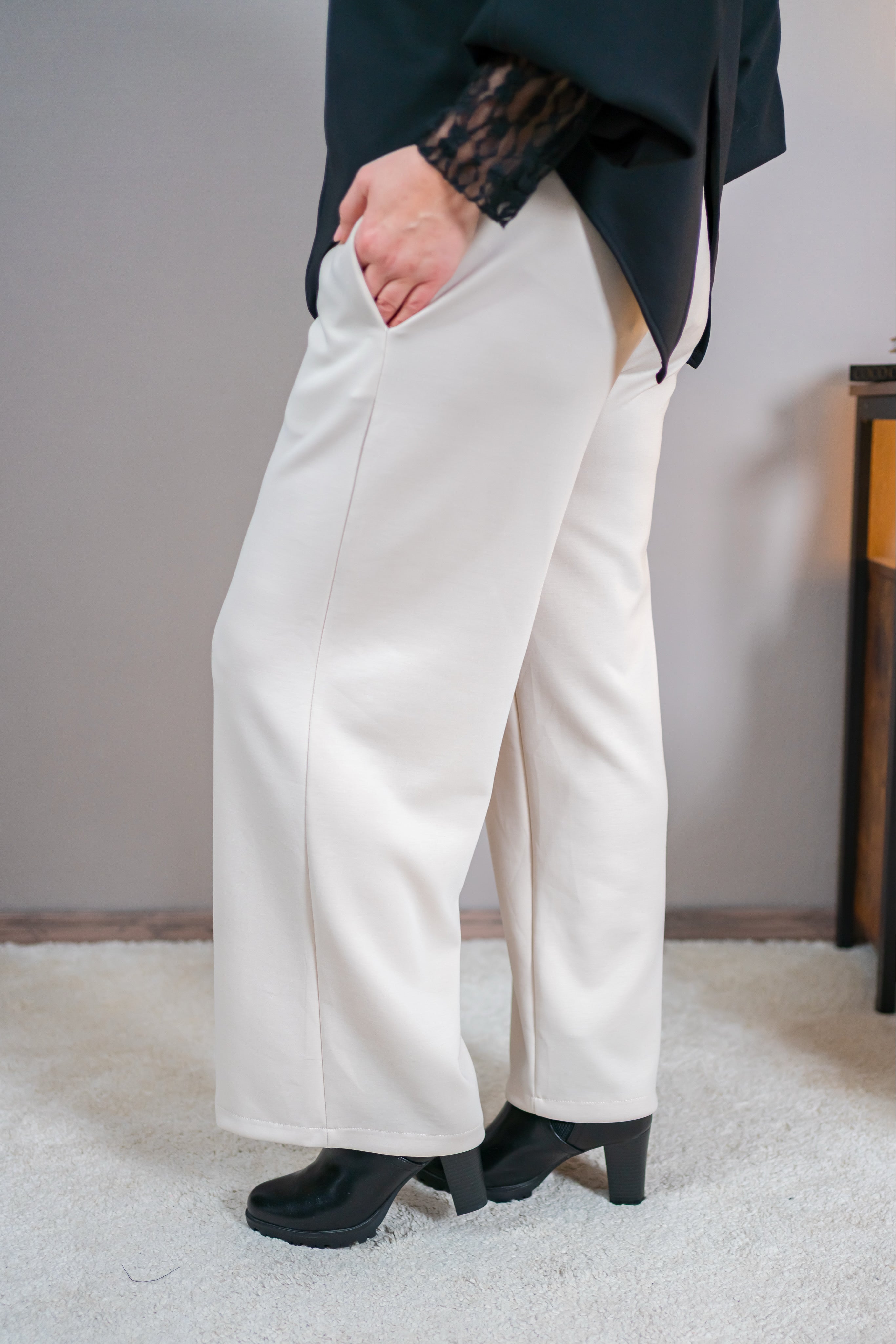 Weiche Hose mit weitem Bein, beige