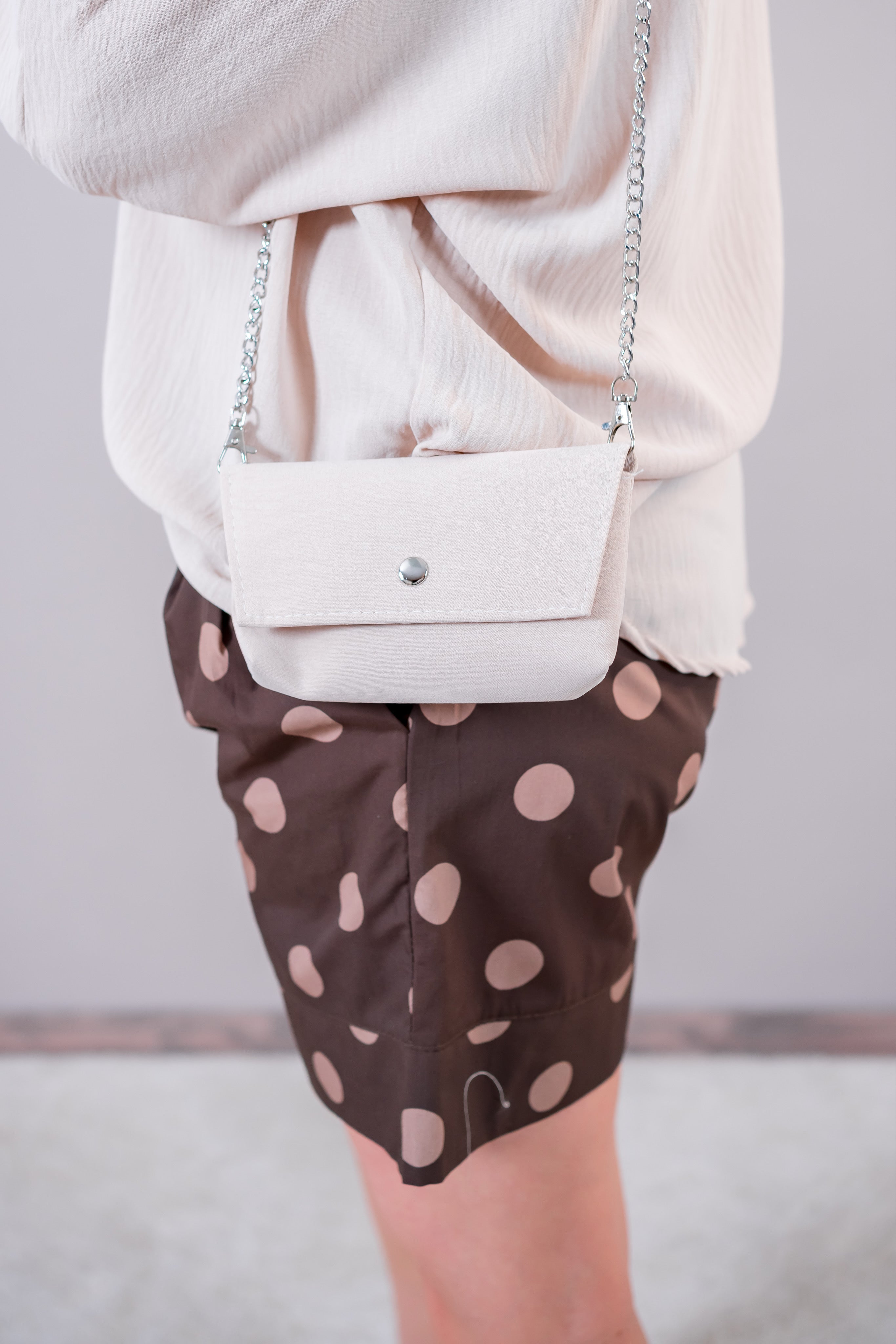 Leichtes Shirt mit passender Handtasche, beige
