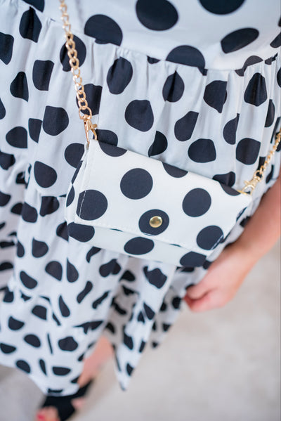 Gepunktetes Sommerkleid mit passender Handtasche, weiß/schwarz