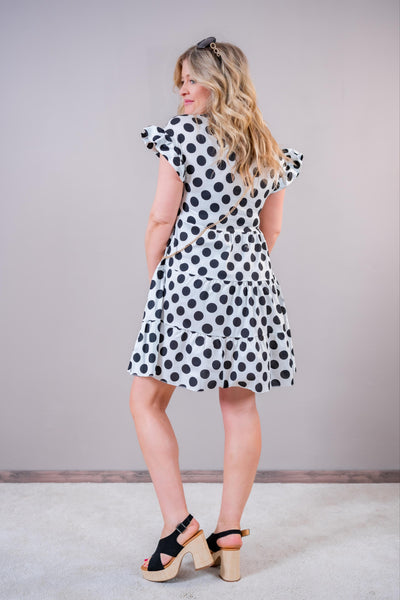 Gepunktetes Sommerkleid mit passender Handtasche, weiß/schwarz