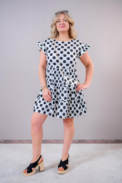 Gepunktetes Sommerkleid mit passender Handtasche, weiß/schwarz