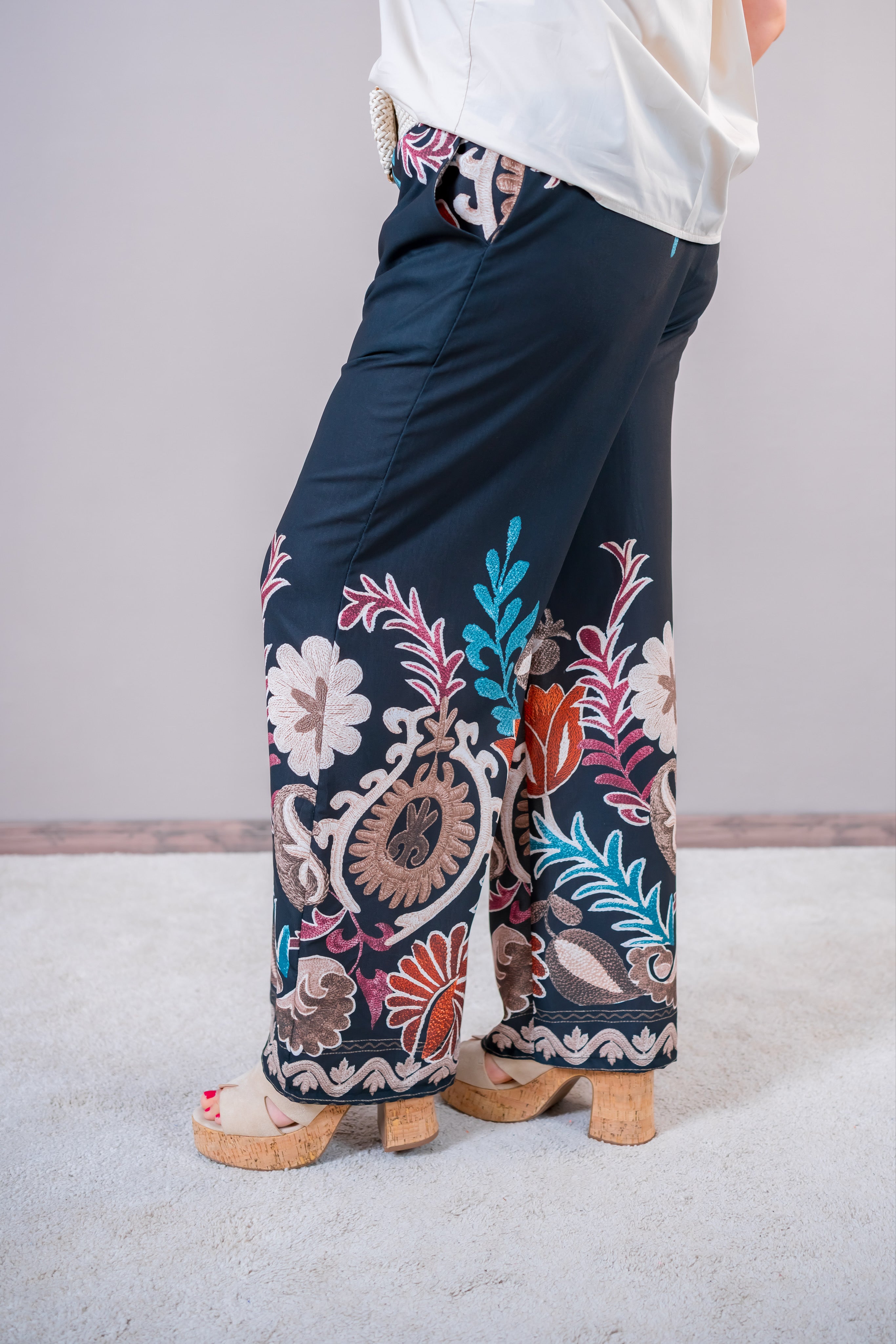 Leichte Sommerhose mit stylischem Design, blauschwarz/bunt