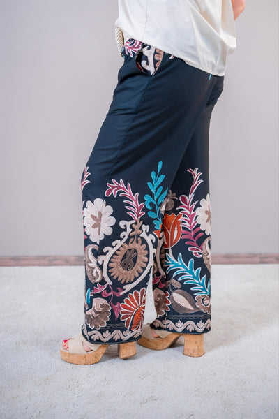 Leichte Sommerhose mit stylischem Design, blauschwarz/bunt
