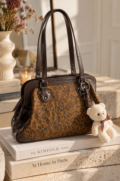Vintage-Style Henkeltasche in Leo-Print & Kunstleder mit Teddy-Anhänger