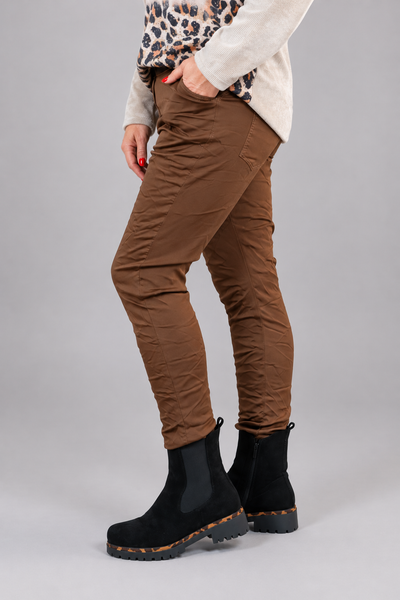 Glänzende Stretchhose im Crinkle-Look, braun