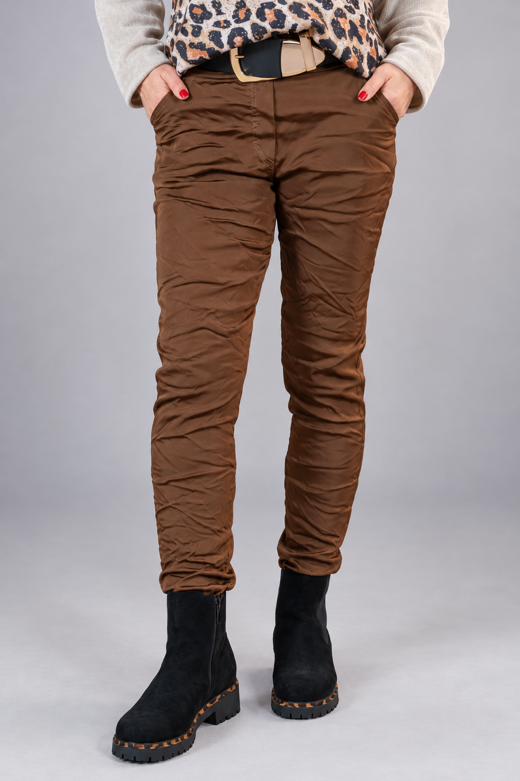Glänzende Stretchhose im Crinkle-Look, braun
