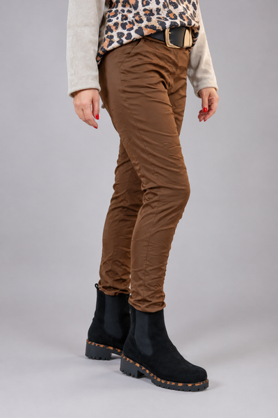 Glänzende Stretchhose im Crinkle-Look, braun