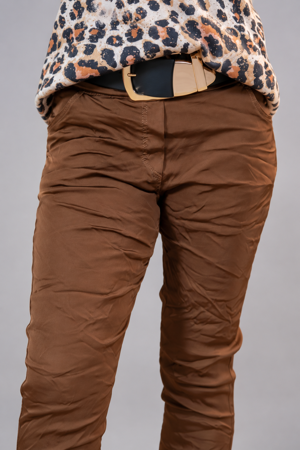 Glänzende Stretchhose im Crinkle-Look, braun