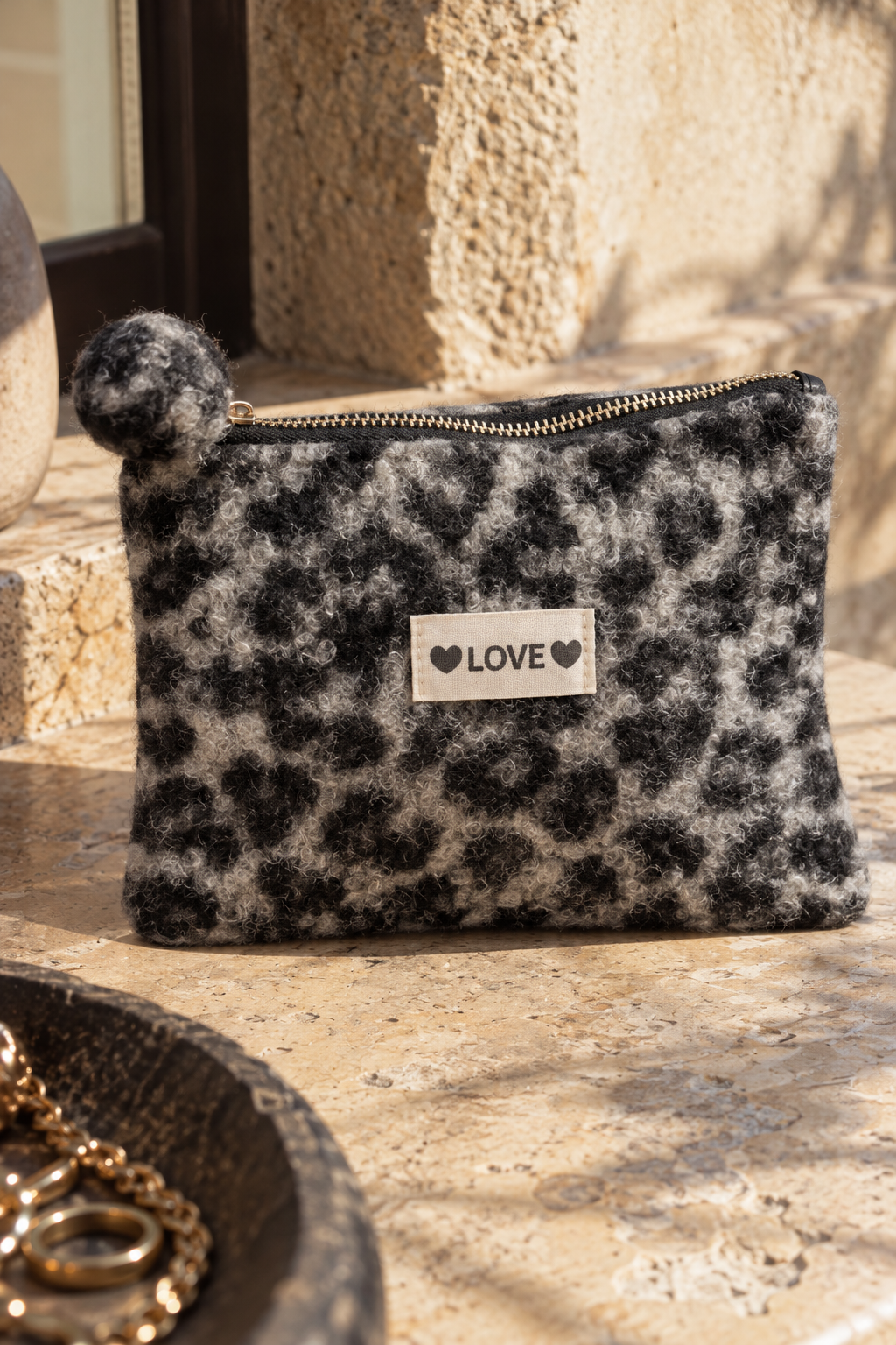 Flauschige Leo-Tasche mit LOVE-Detail, grau/schwarz