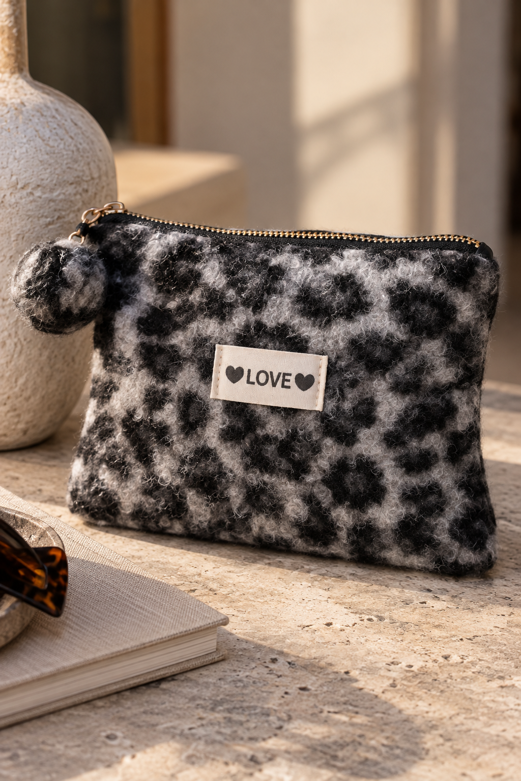 Flauschige Leo-Tasche mit LOVE-Detail, grau/schwarz