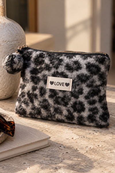 Flauschige Leo-Tasche mit LOVE-Detail, grau/schwarz