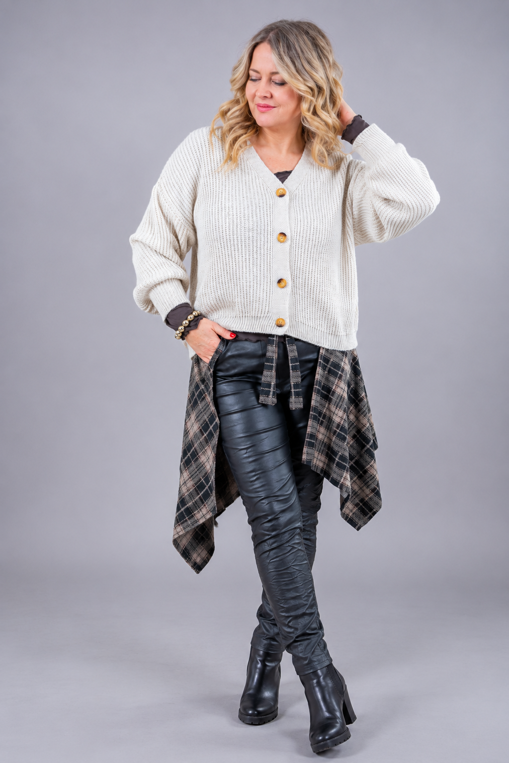 Strickjacke mit Knopfverschluss, creme