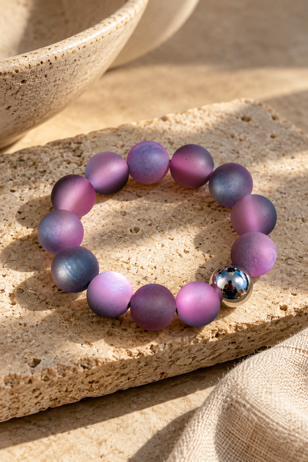 Perlenarmband mit schimmerndem Farbwechsel, grau/rosa/flieder