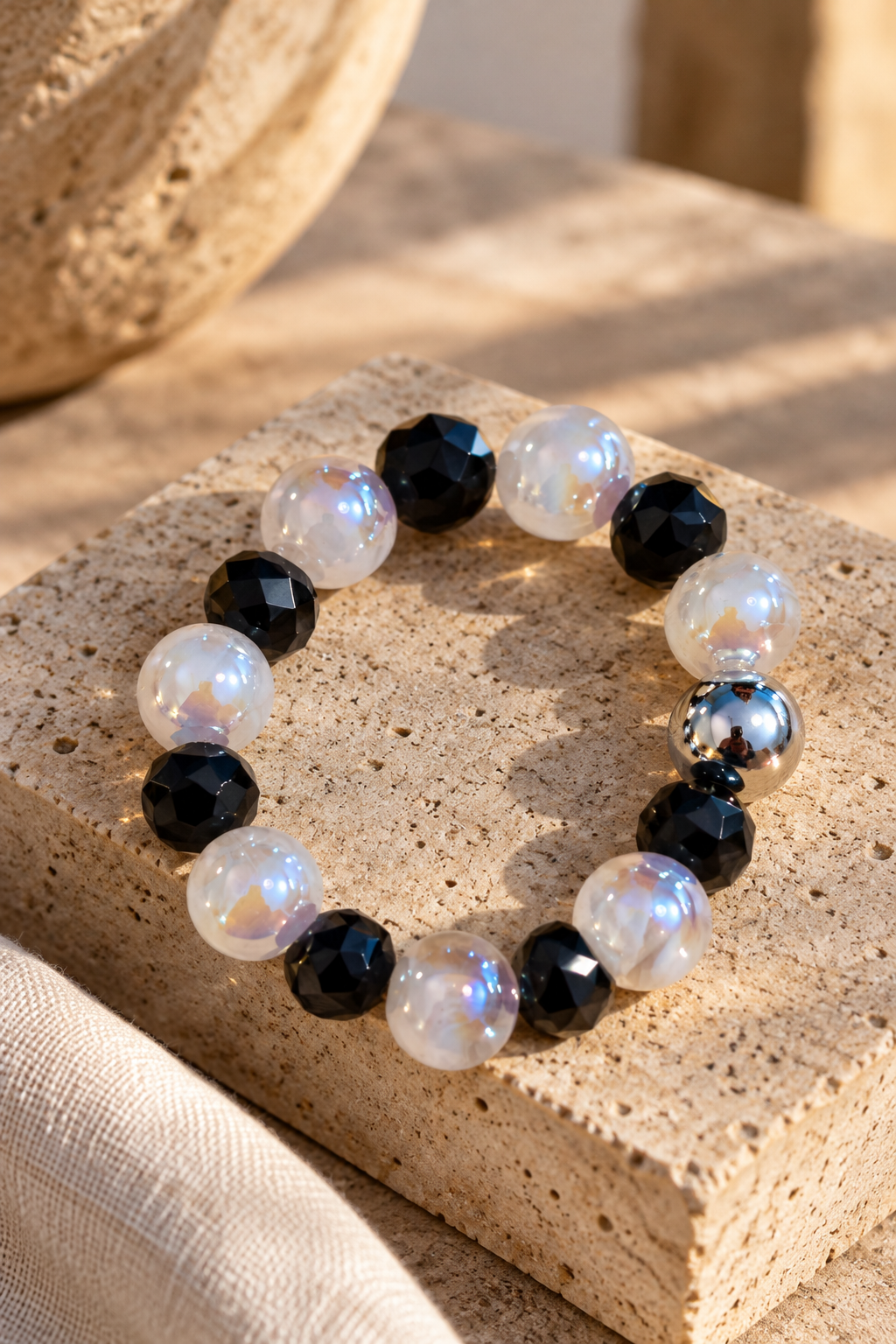 Perlenarmband mit schimmernden Perlen, schwarz/creme