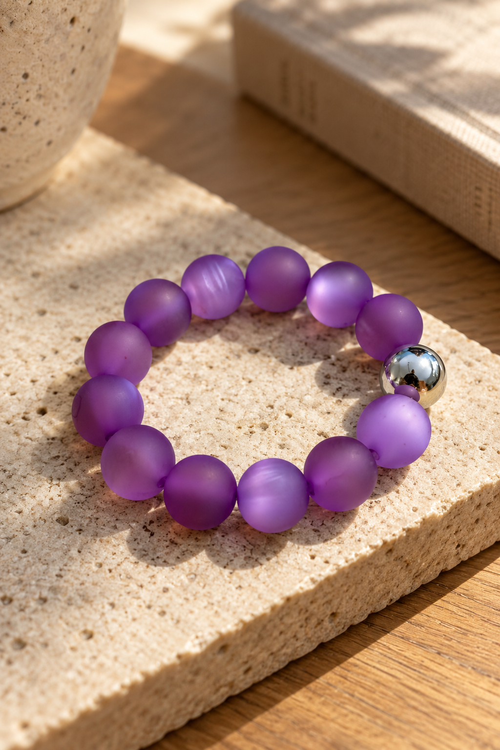 Perlenarmband mit schimmerndem Farbwechsel, lila/flieder