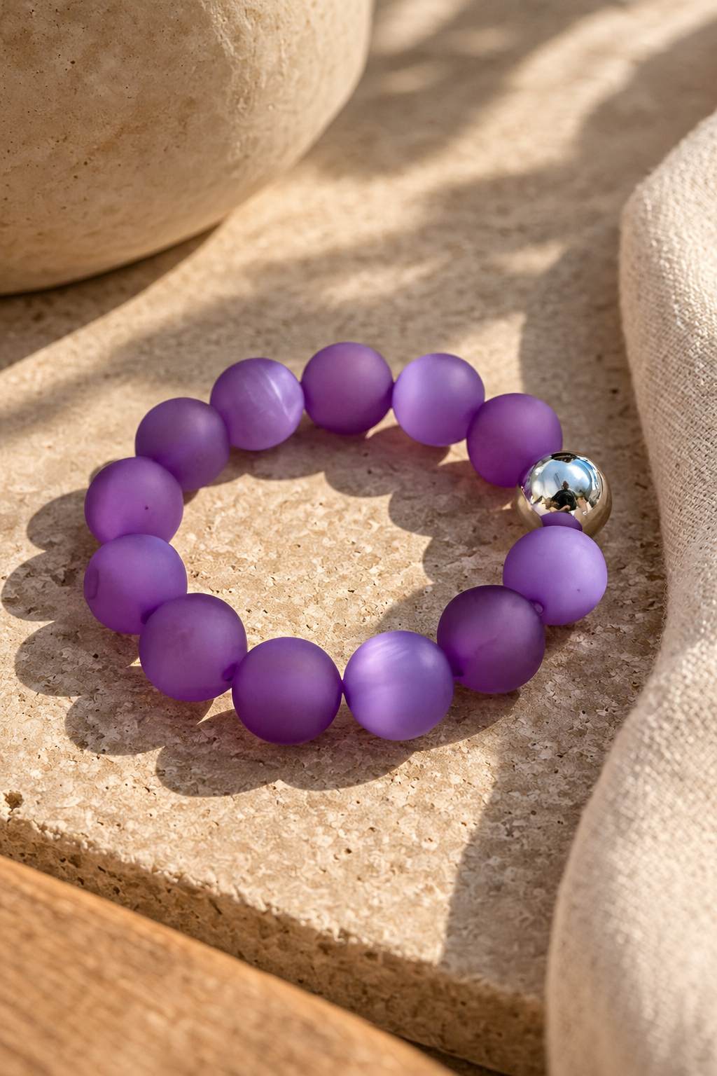 Perlenarmband mit schimmerndem Farbwechsel, lila/flieder