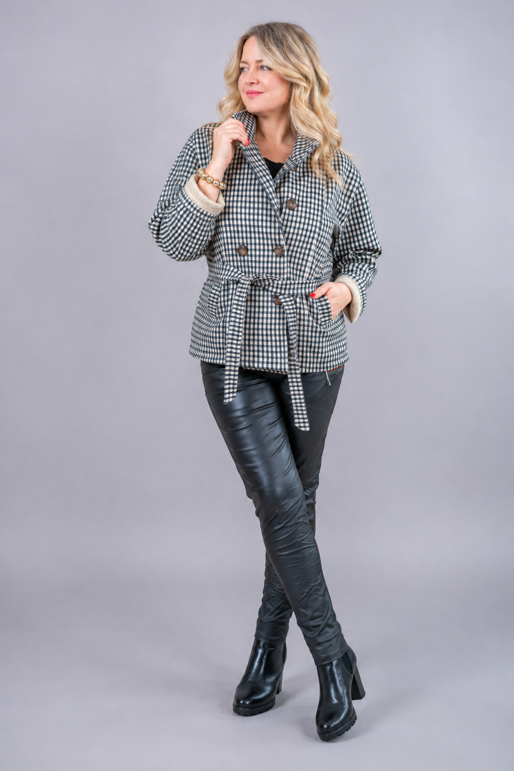Kurze Karo-Jacke mit Bindegürtel, schwarz/creme