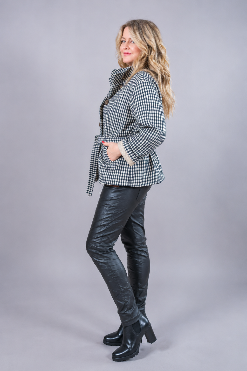 Kurze Karo-Jacke mit Bindegürtel, schwarz/creme