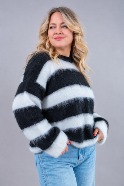 Gestreifter Strickpullover, schwarz/wollweiß