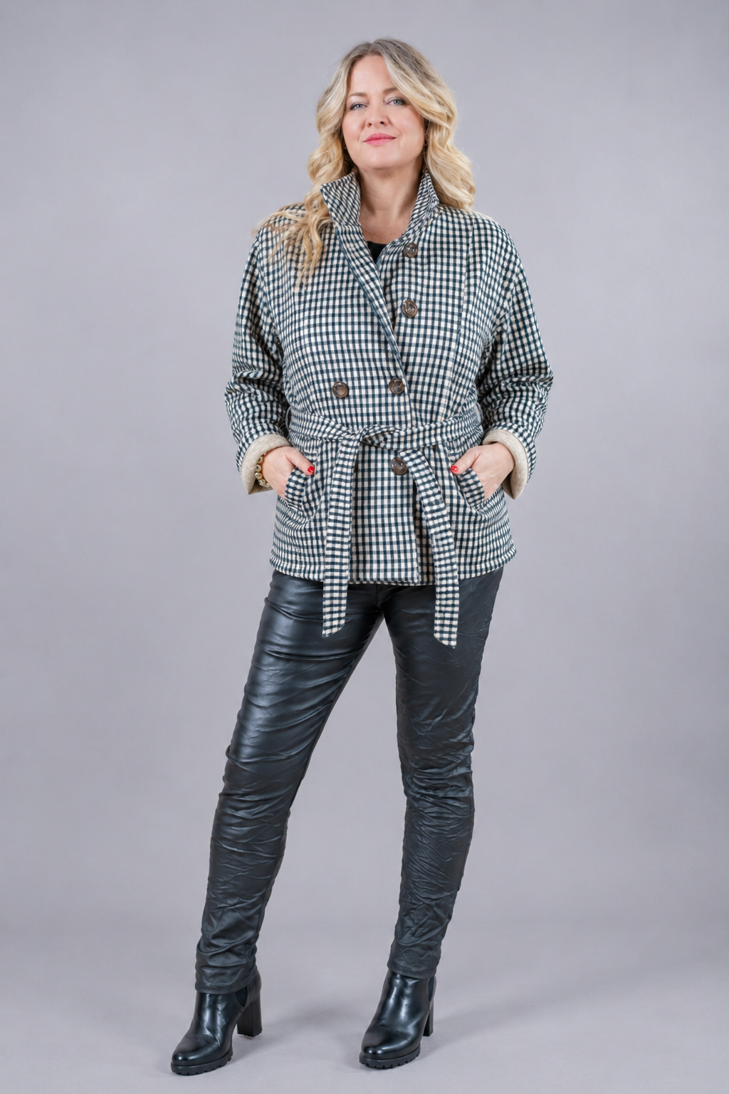 Kurze Karo-Jacke mit Bindegürtel, schwarz/creme