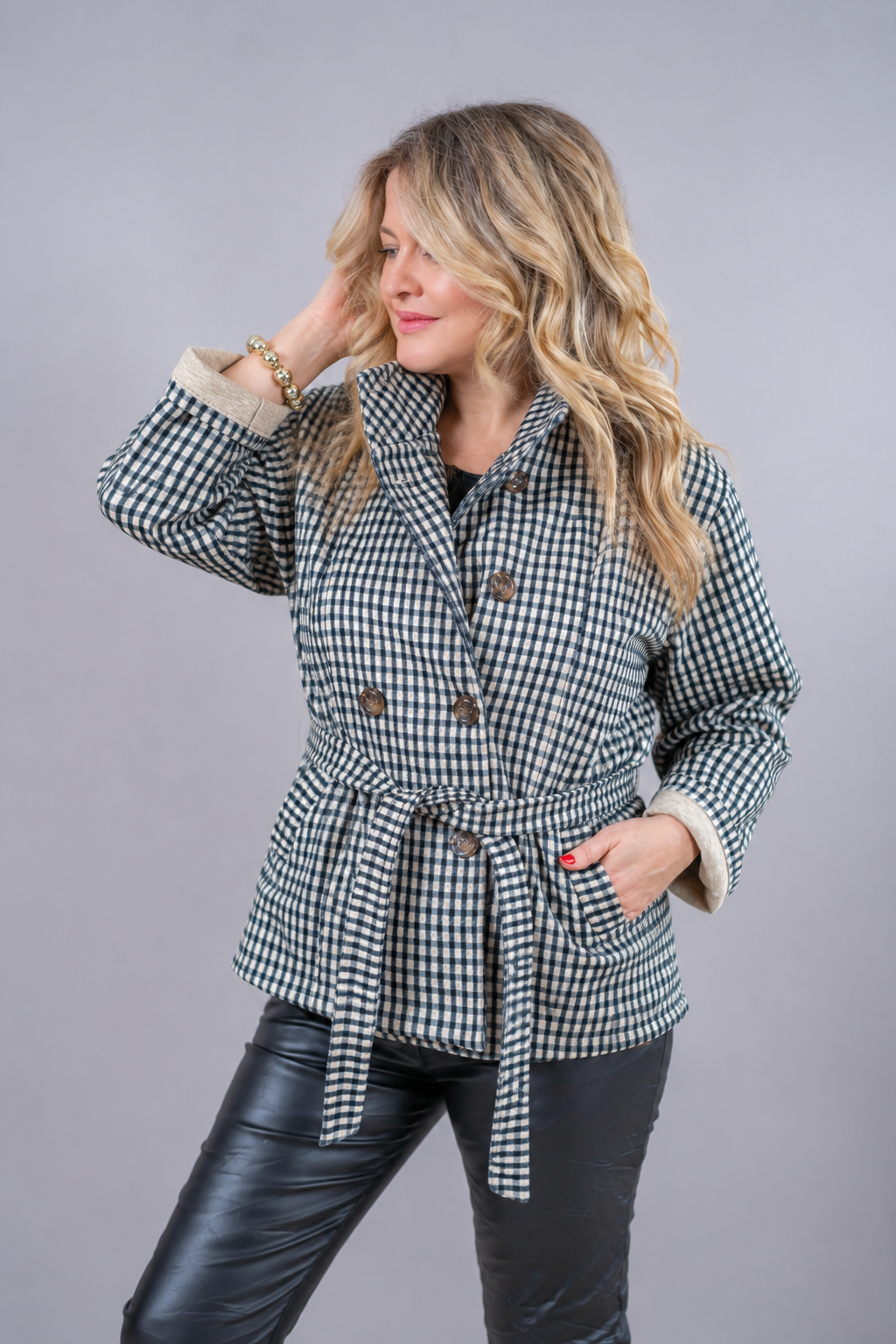 Kurze Karo-Jacke mit Bindegürtel, schwarz/creme
