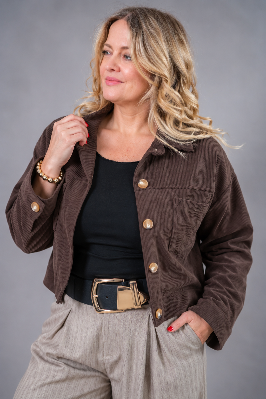 Kurze Jacke in Cord-Optik, schokobraun