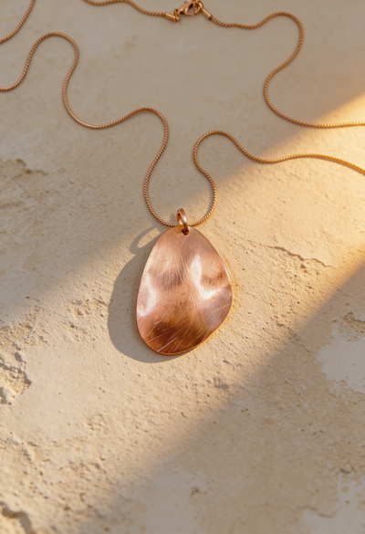 Elegante Halskette mit Blatt-Anhänger, roségold