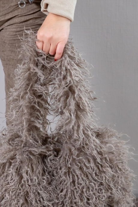 Statement-Tasche "Wild Curly" in Felloptik, taupe
