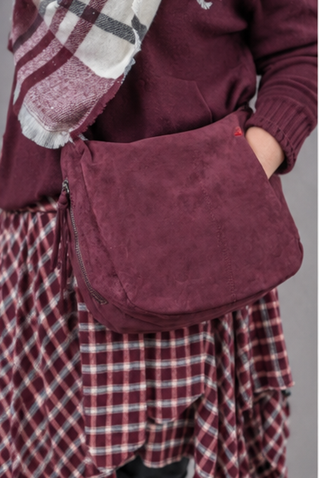 Schultertasche in Velours-Optik mit seitlichen Reißverschlussfäche, burgundy