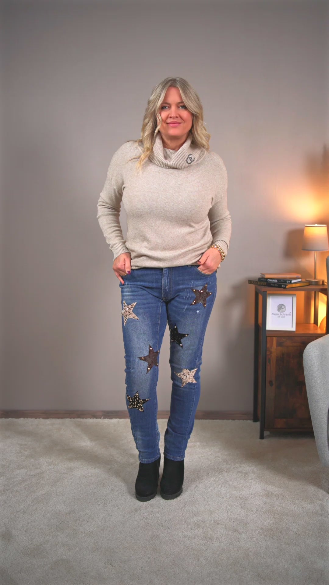 Video laden: Rollkragenpullover mit Steinchendetails, beige
